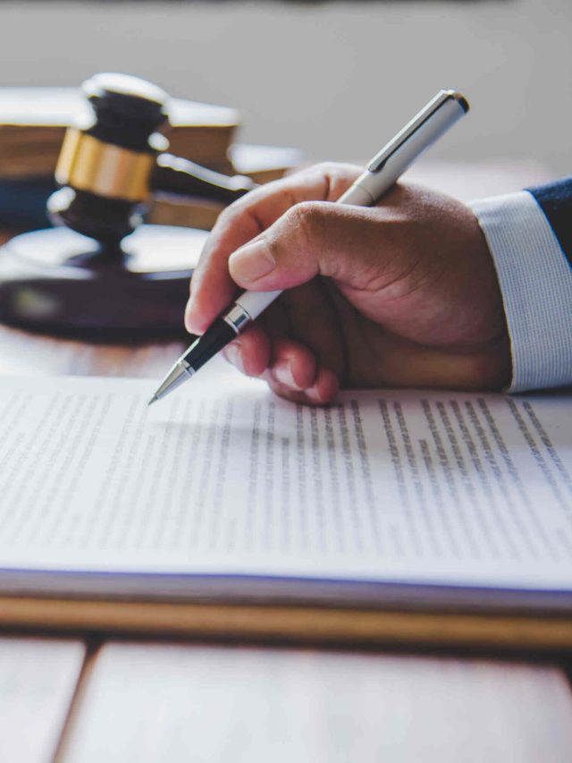 pessoa assinando documento