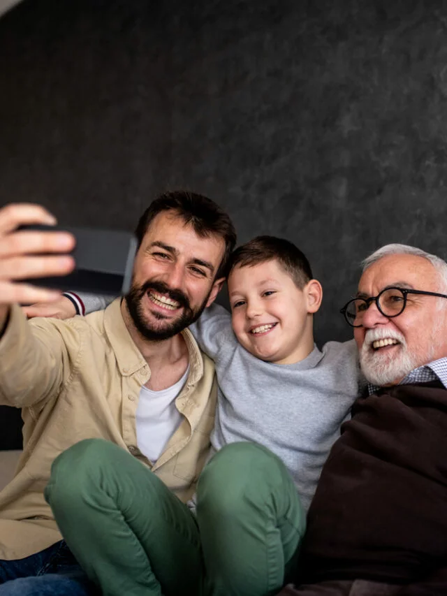 Avô, filho e neto sorrindo