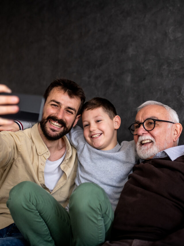 Avô, filho e neto sorrindo