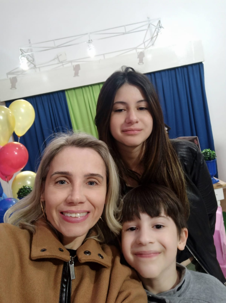 Mãe e dois filhos