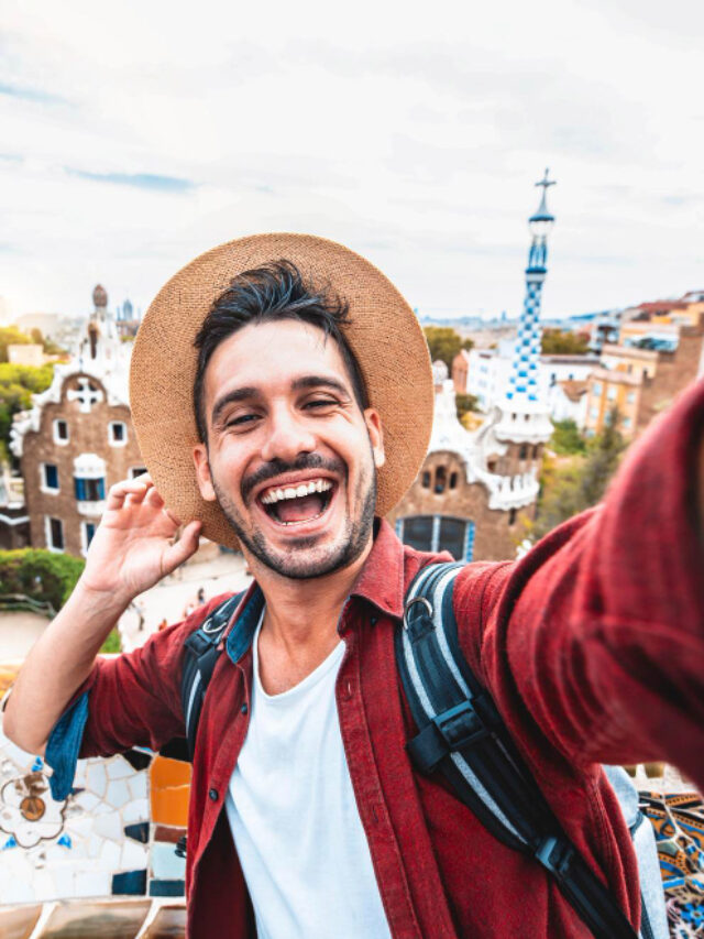 cropped-happy-tourist-take-selfie-selfportrait-with-smartphone-park-guell-barcelona-spain.jpg