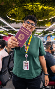 Pessoa segurando passaporte Italiano